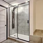 Le Gentleman // Downtown Spacious Condo