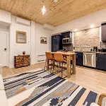 North House - Historic Two Bedroom Facing Parliament