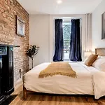 North House - Historic Two Bedroom Facing Parliament