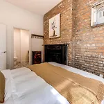 North House - Historic Two Bedroom Facing Parliament