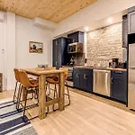North House - Historic Two Bedroom Facing Parliament
