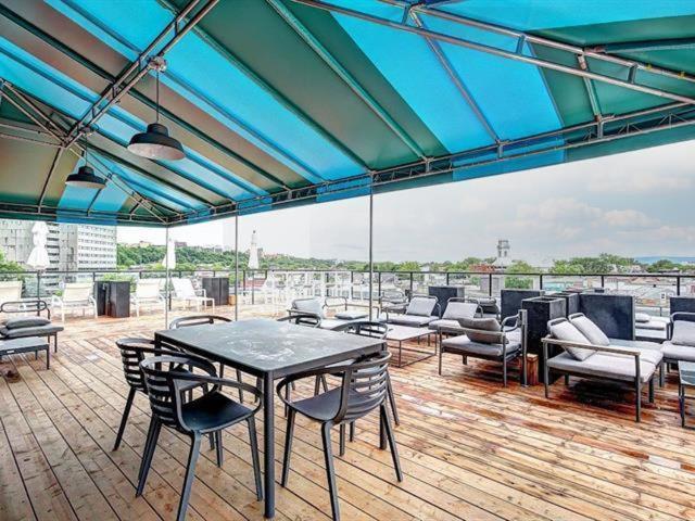 Penthouse On Charest - With Parking And Gym