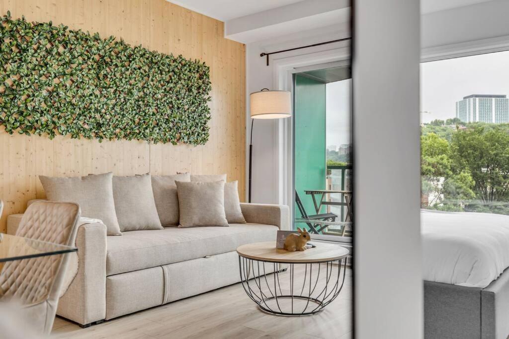 Initial / Lapin / Downtown Qc Apartment *