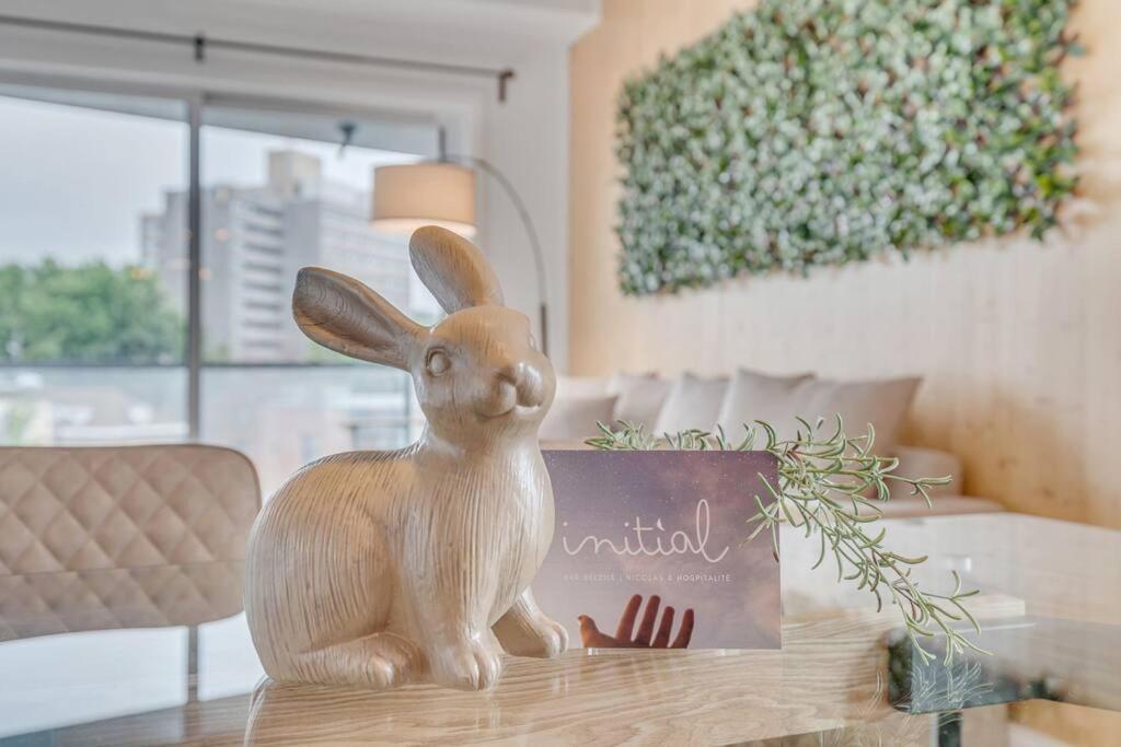 Initial / Lapin / Downtown Qc Apartment