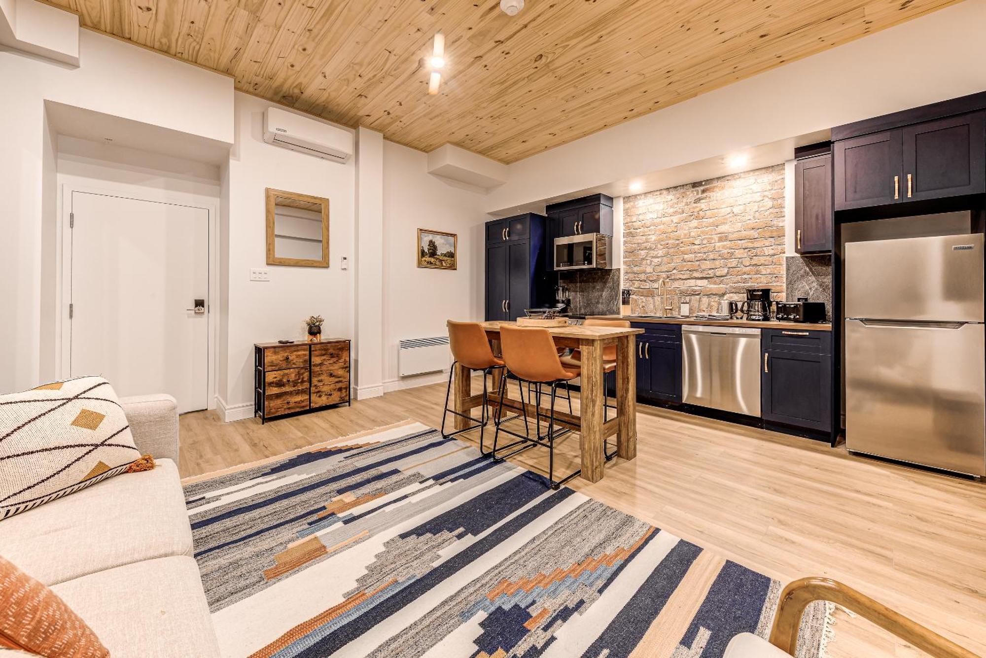 Apartment North House - Historic Two Bedroom Facing Parliament Quebec City