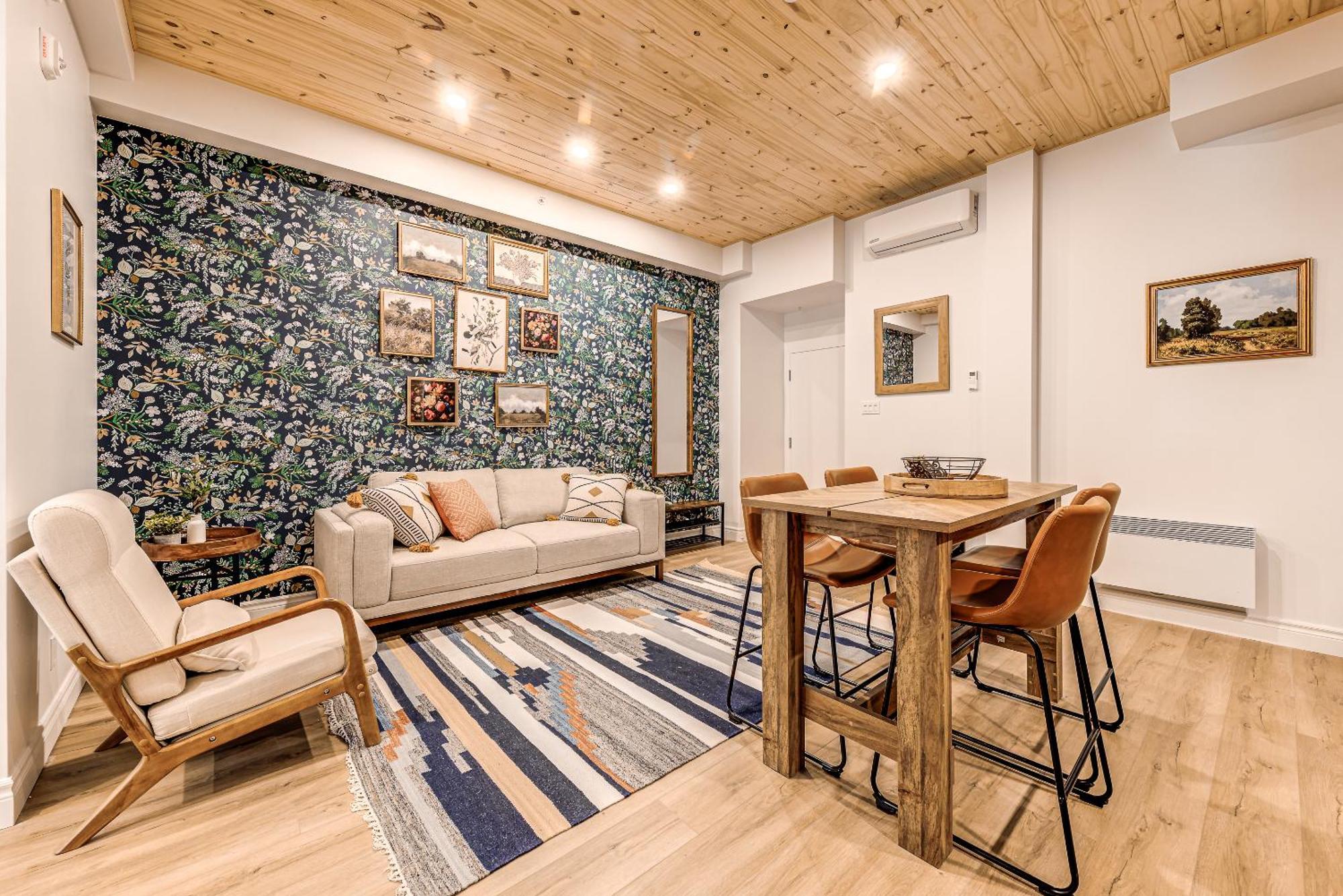 North House - Historic Two Bedroom Facing Parliament * Quebec City
