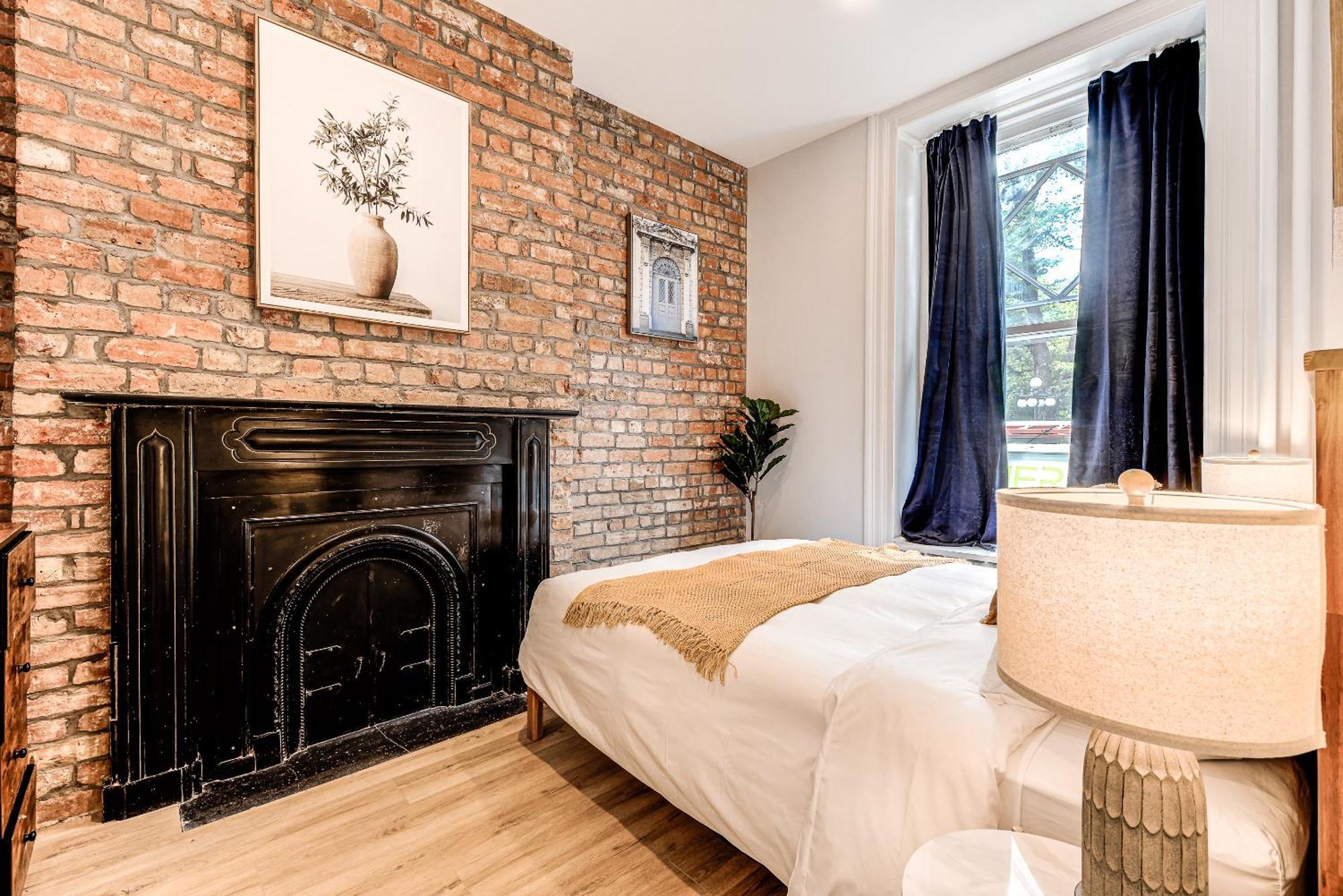 North House - Historic Two Bedroom Facing Parliament Apartment