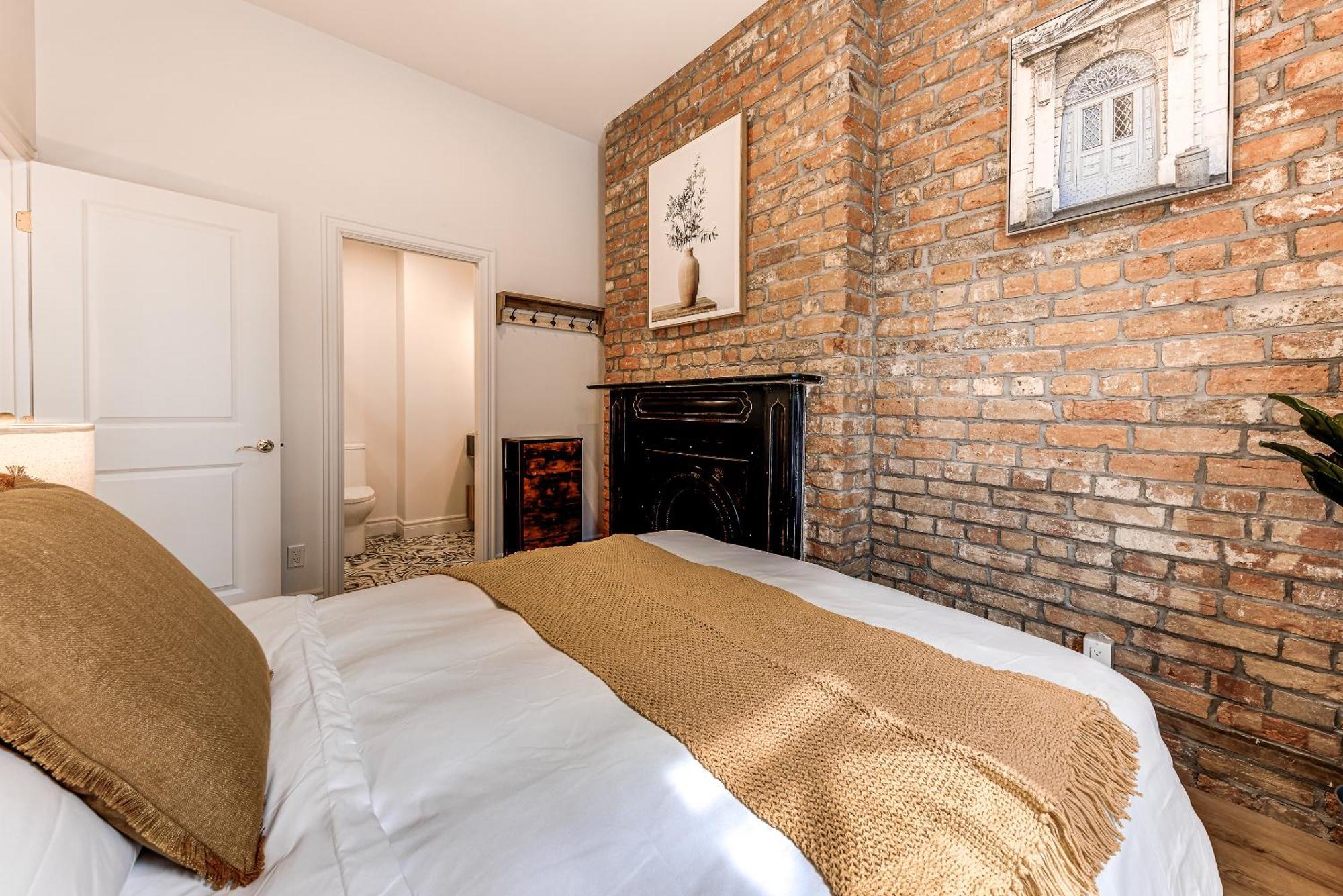 North House - Historic Two Bedroom Facing Parliament