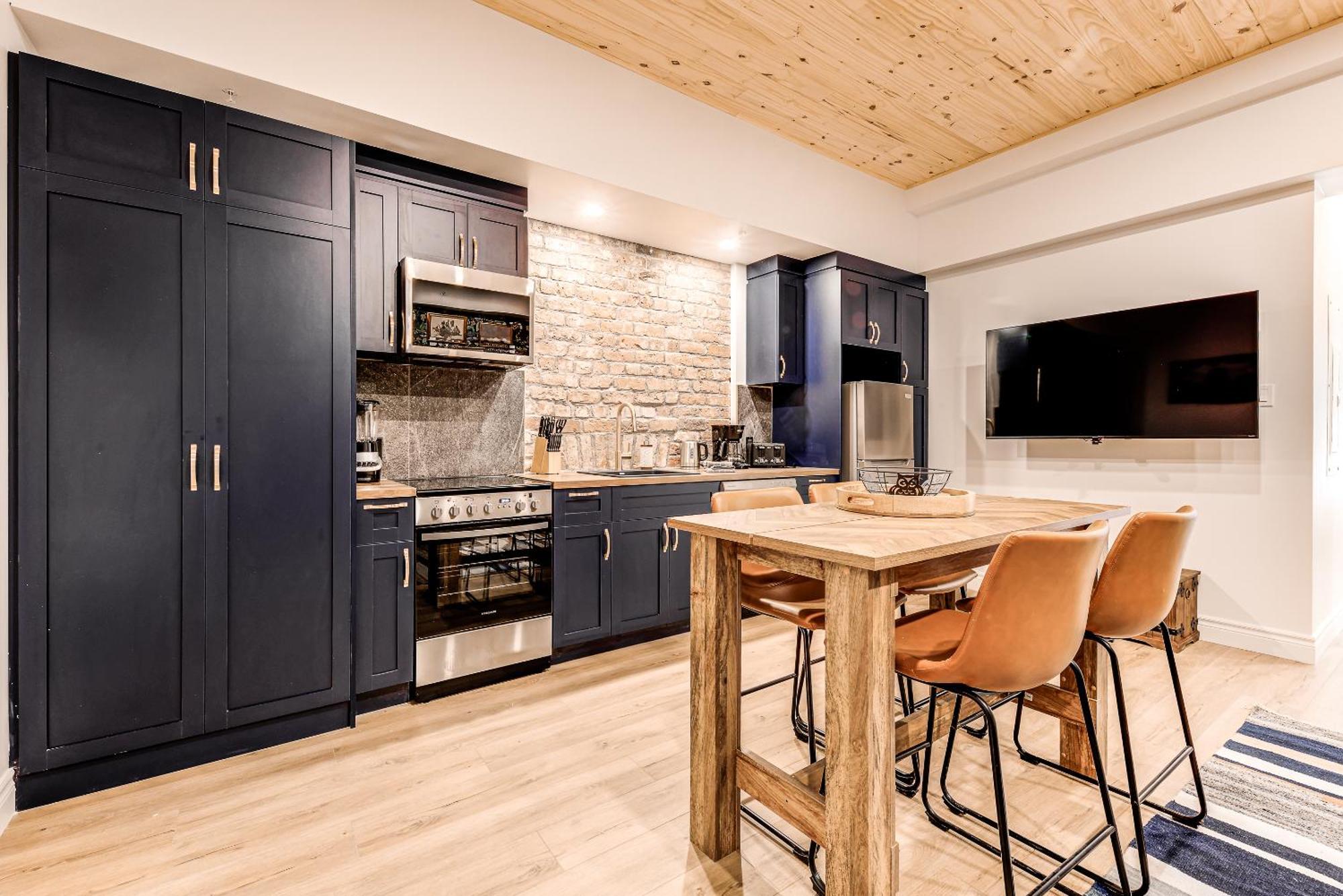 North House - Historic Two Bedroom Facing Parliament Apartment