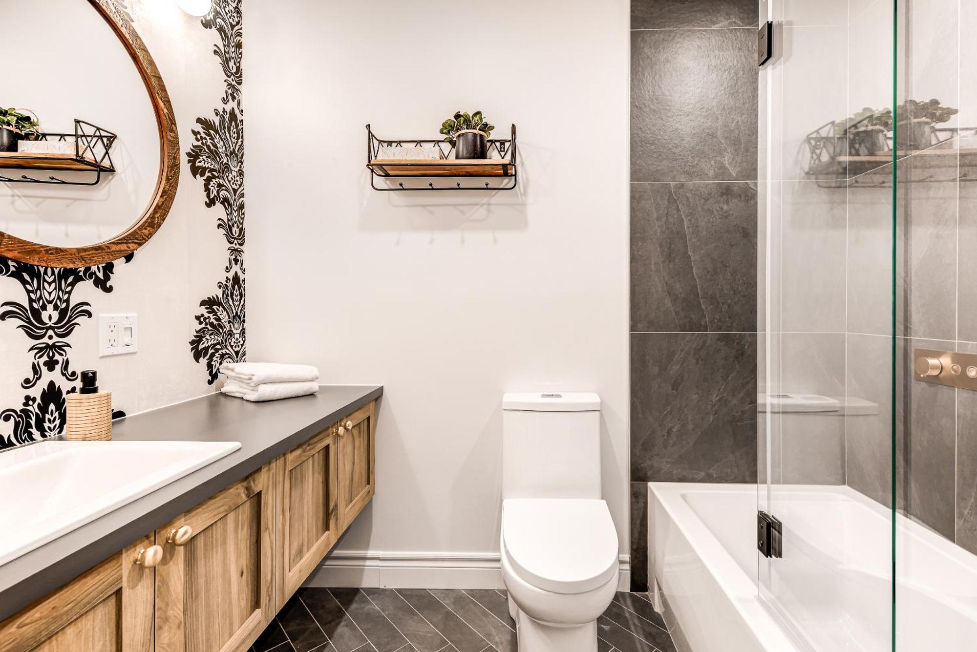North House - Historic Two Bedroom Facing Parliament Apartment Quebec City