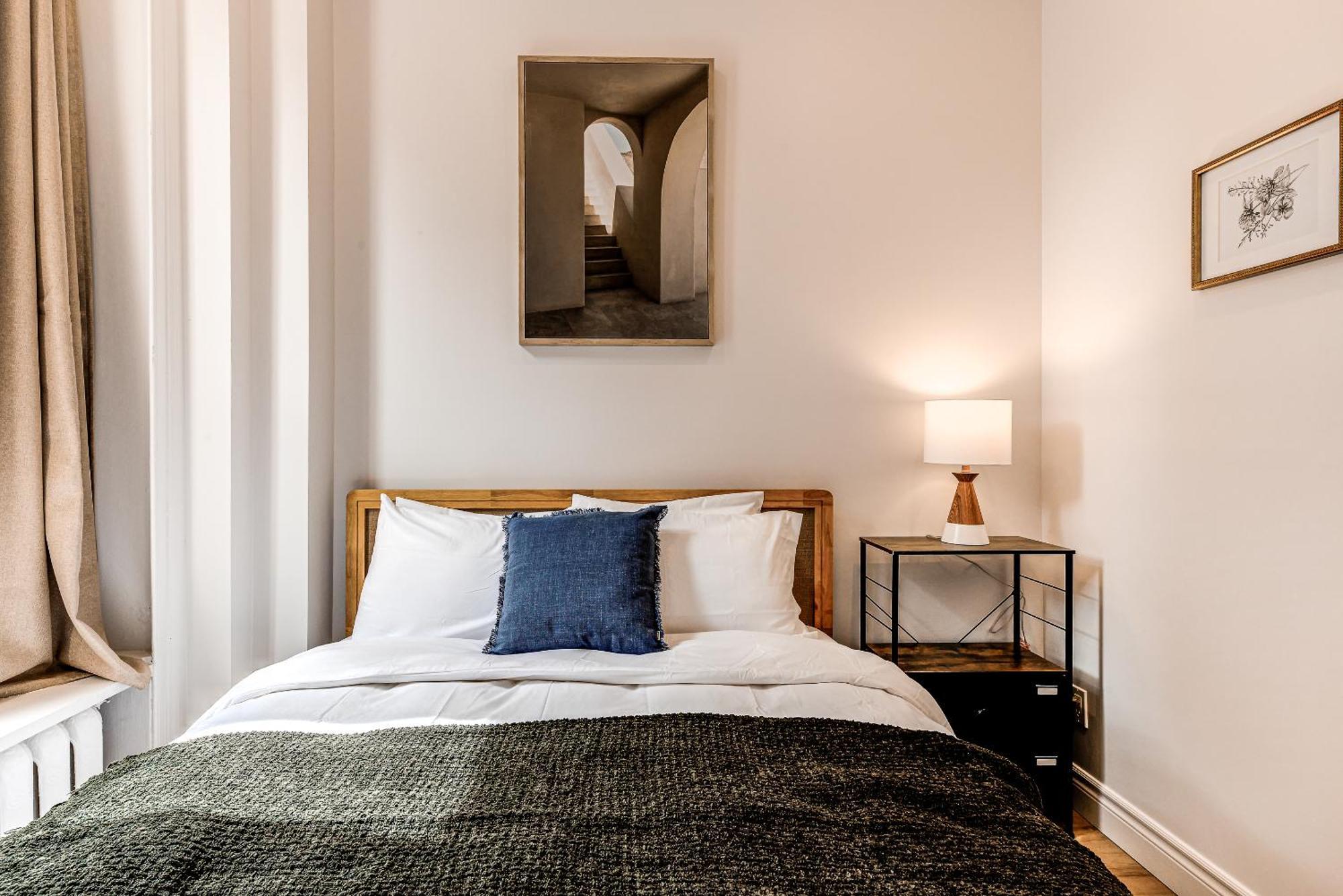 North House - Historic Two Bedroom Facing Parliament *