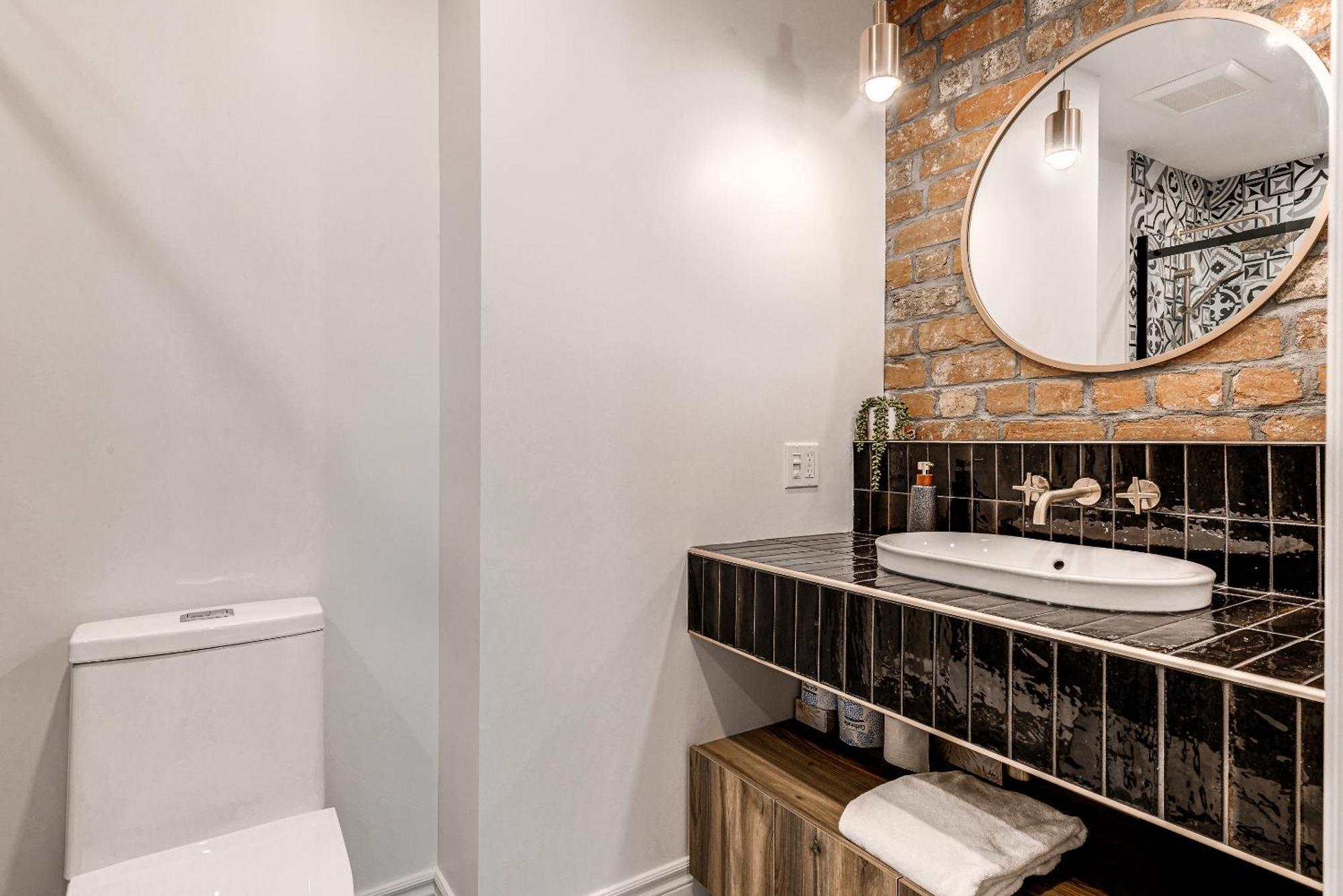 Apartment North House - Historic Two Bedroom Facing Parliament Quebec City