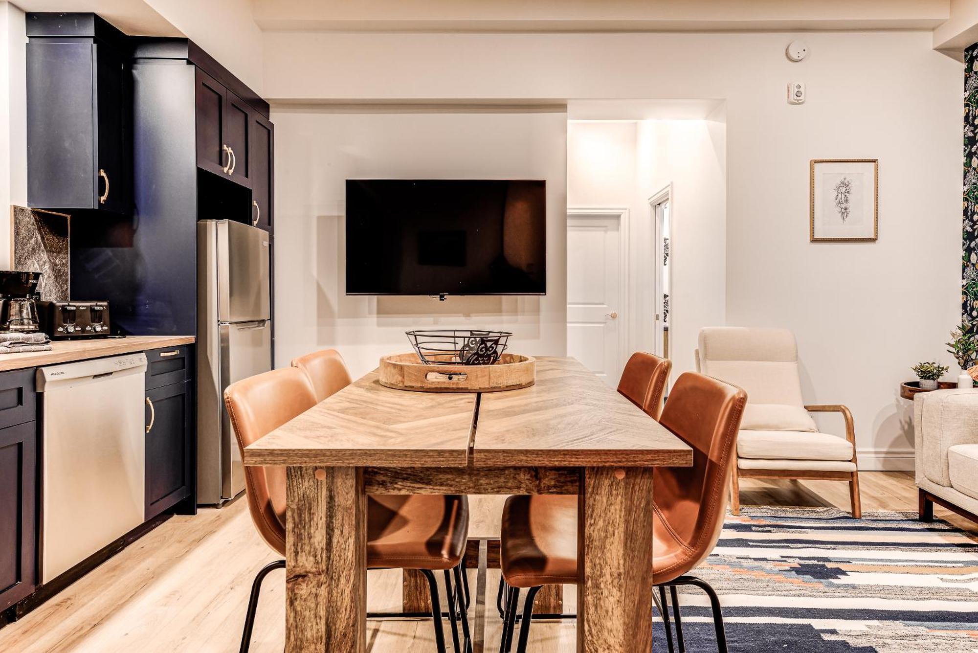 North House - Historic Two Bedroom Facing Parliament *