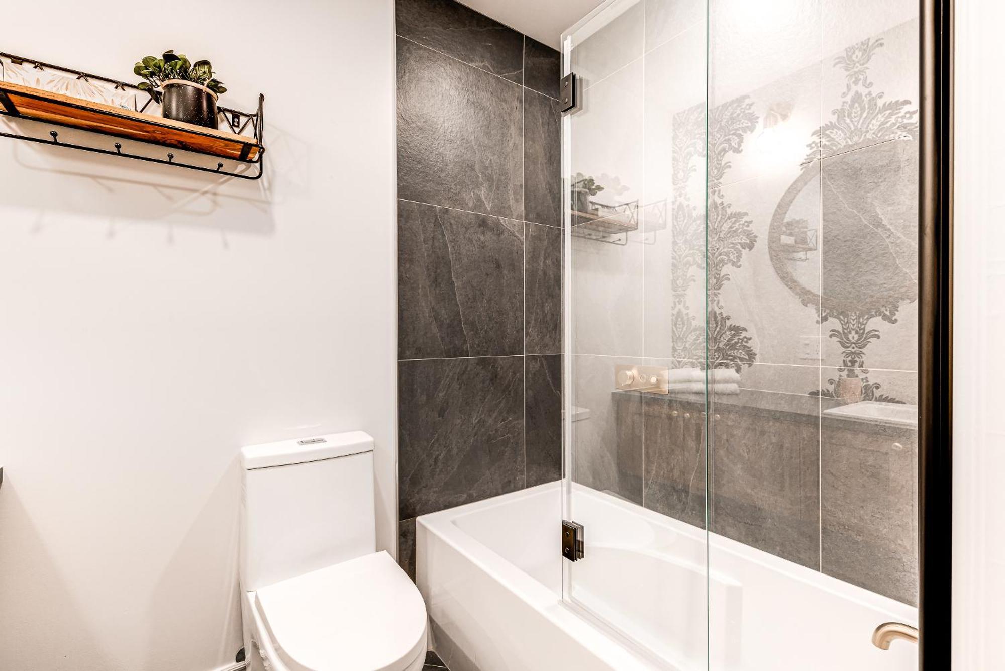 North House - Historic Two Bedroom Facing Parliament Quebec City