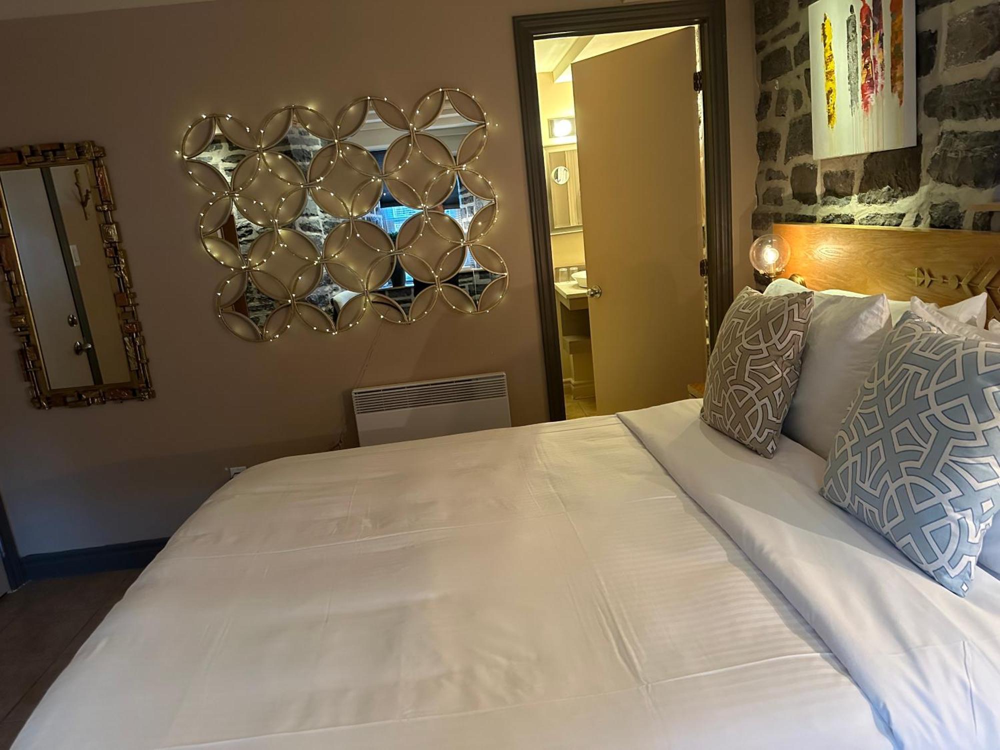 Aux Deux Lions Inn Quebec City
