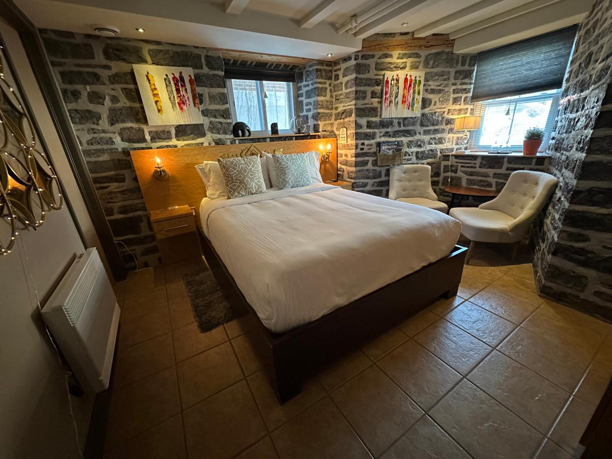 Aux Deux Lions Inn Quebec City