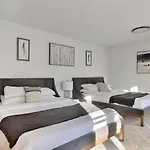 North House - Unique And Sunny Top Floor Old Quebec Gem