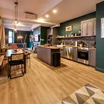 North House - Majestic 3-Bedroom Designer Apartment