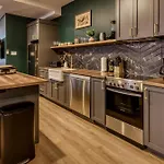 North House - Majestic 3-Bedroom Designer Apartment