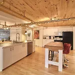 Lion\'S Den // Spacious 1500 Sqft