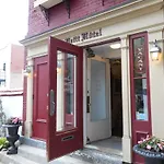 Au Petit Hotel