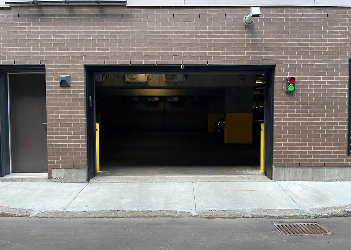 Initial / Yogi+ Parking / Centre-Ville De Quebec