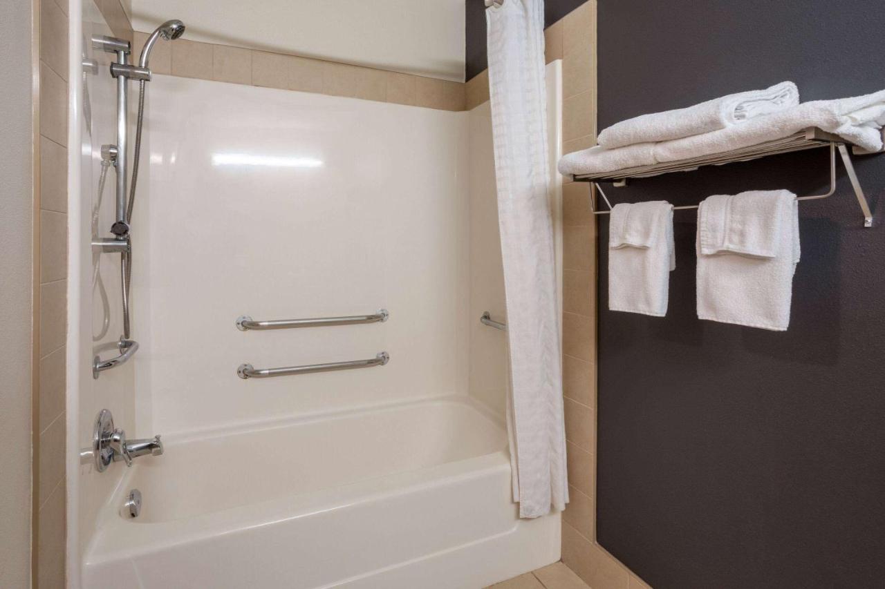 Super 8 By Wyndham Hotel Quebec City