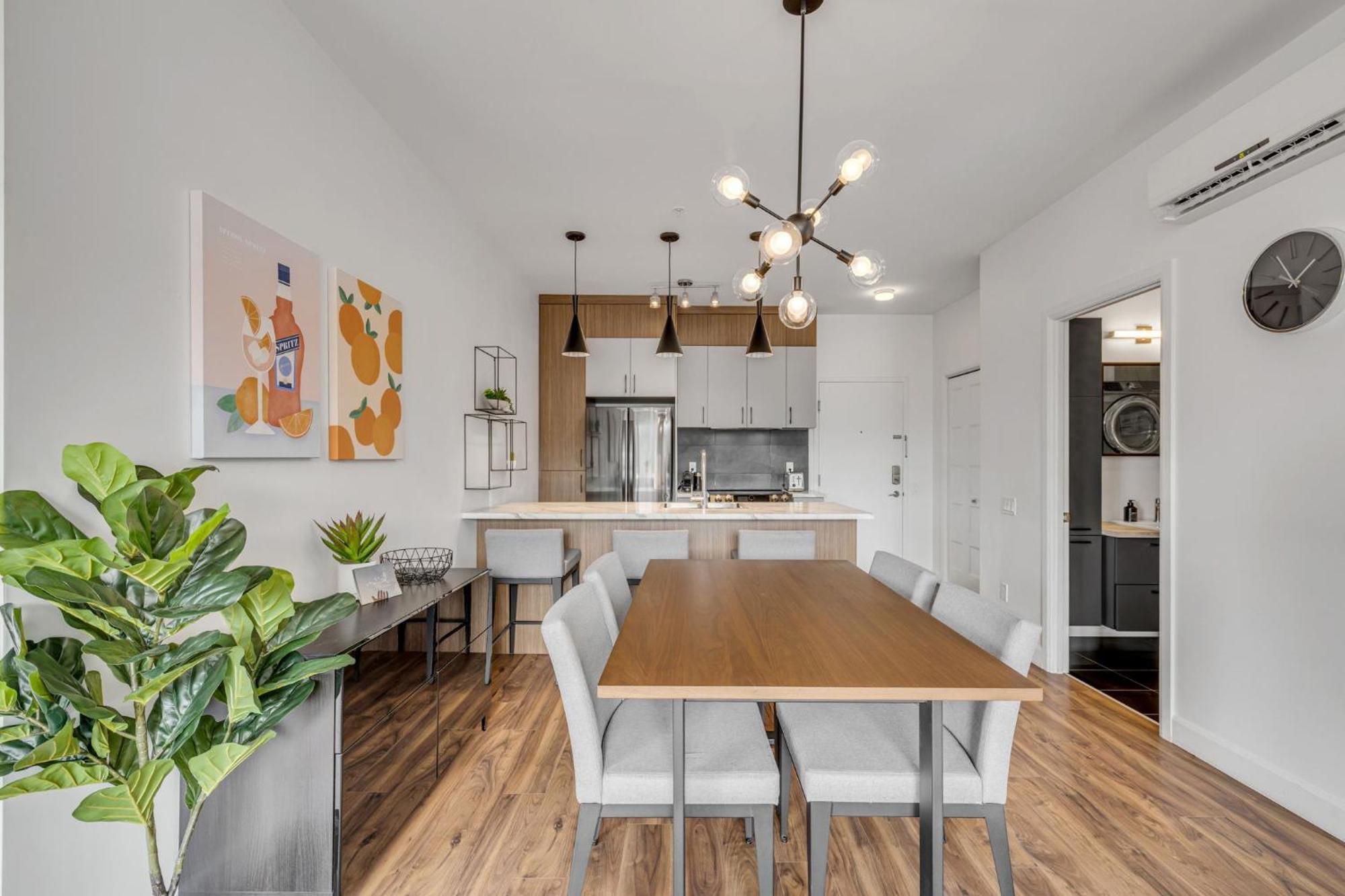Apartment Initial / Spritz / Downtown Qc +stat