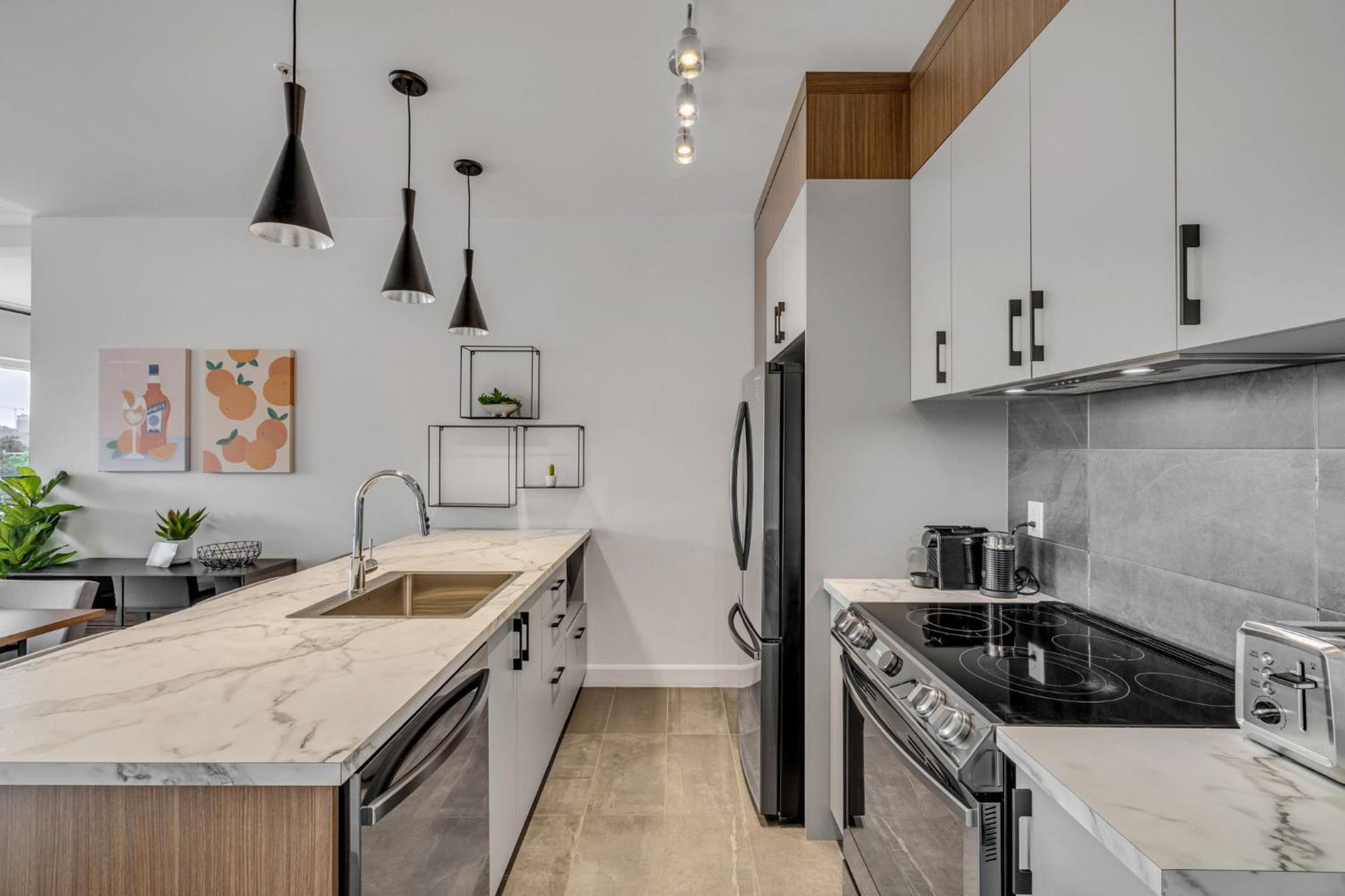 Apartment Initial / Spritz / Downtown Qc +stat