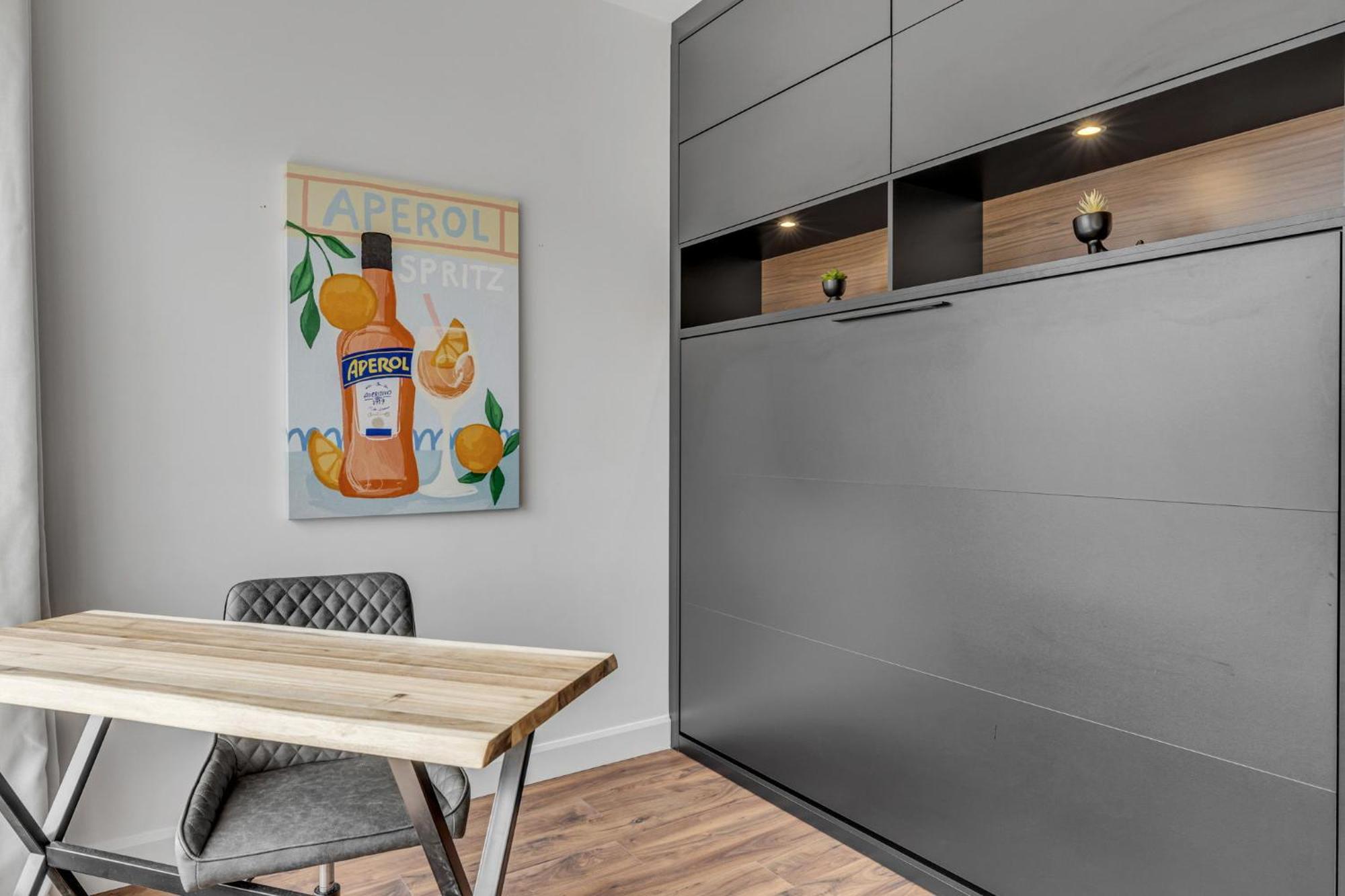 Initial / Spritz / Downtown Qc +stat Apartment
