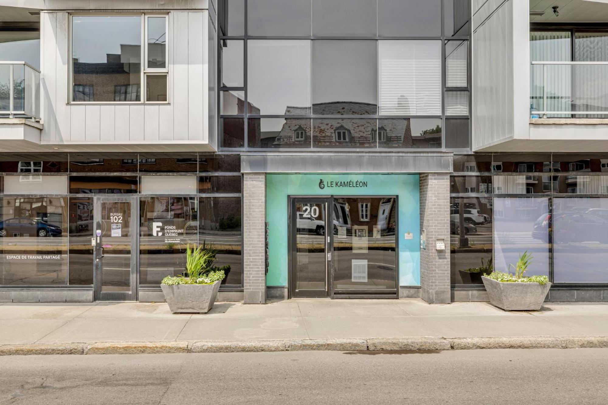Initial / Spritz / Downtown Qc +stat Apartment