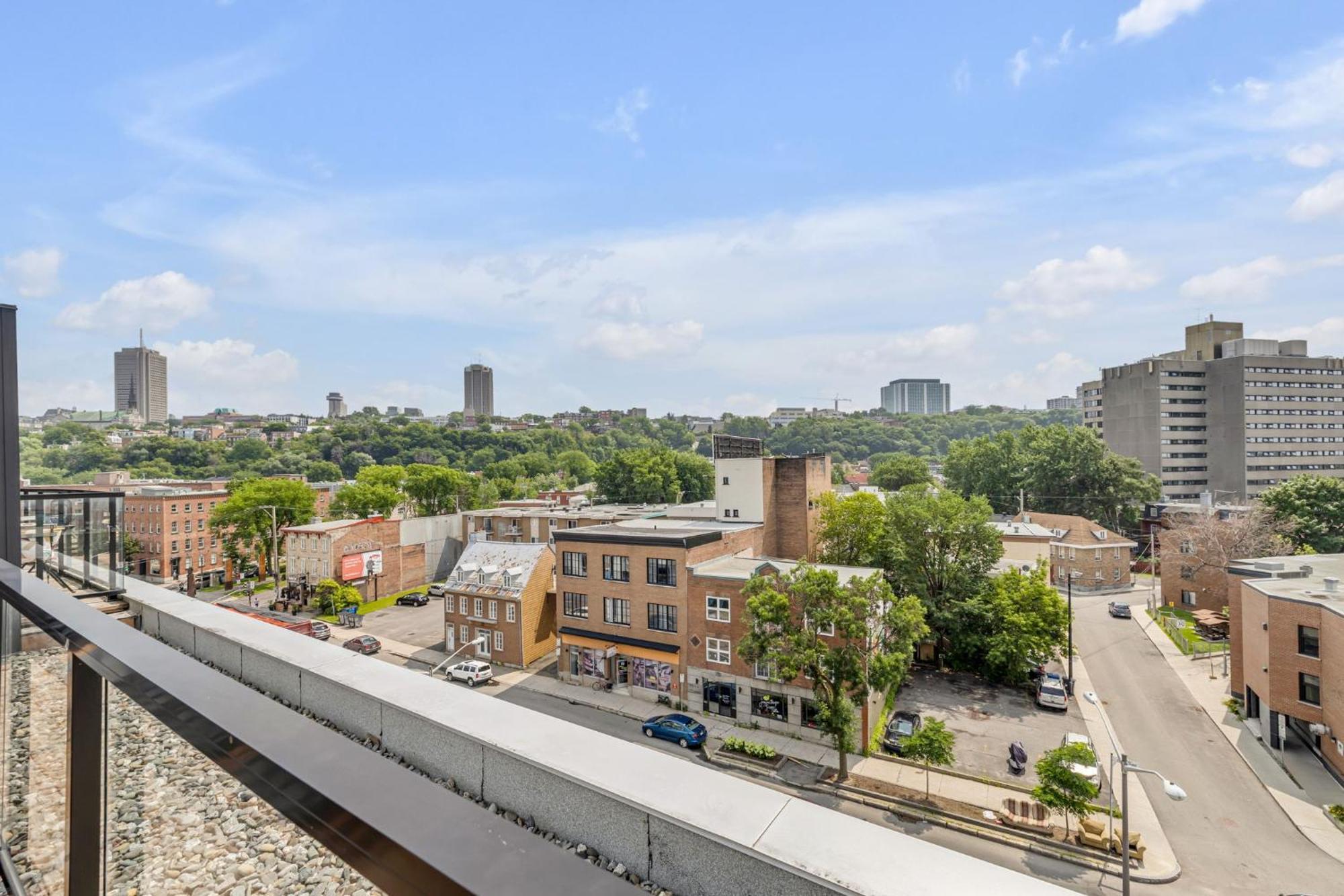 Initial / Spritz / Downtown Qc +stat Apartment *