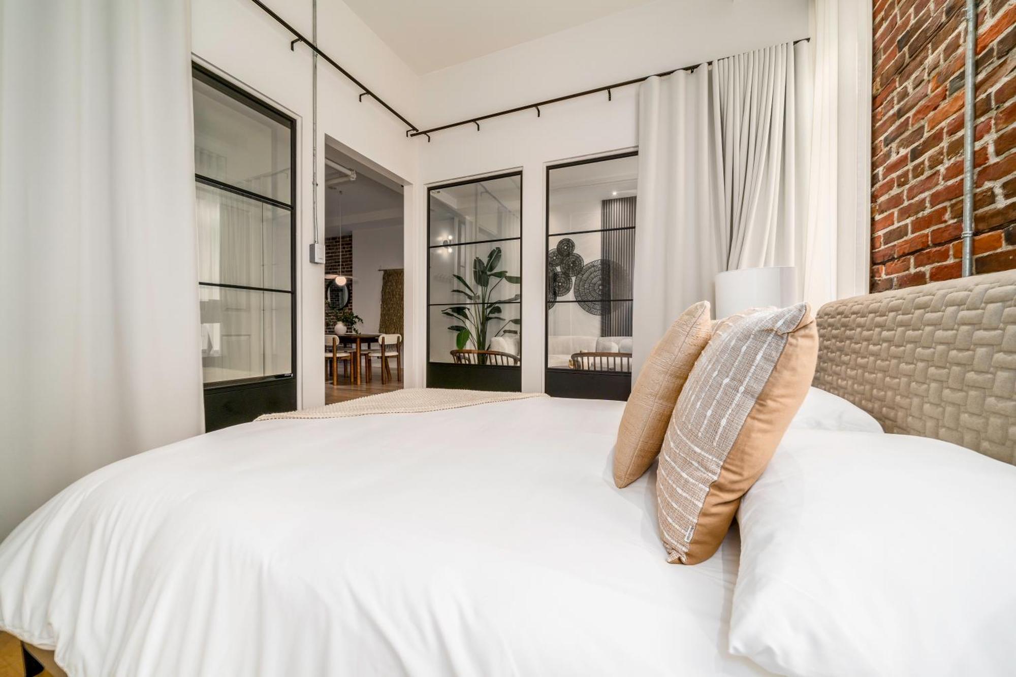 Le 1911 Luxury Apartment *