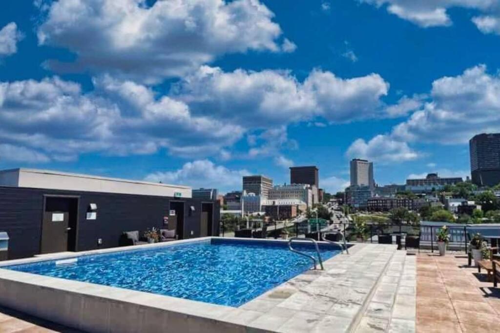 1ch - Rooftop Pool - Kitchen - Smart Tv - Gym - 750m Qc Apartment Quebec City