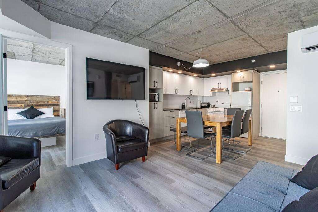 Center, 2 Bathroom, Ac, Parking, Pool Apartment