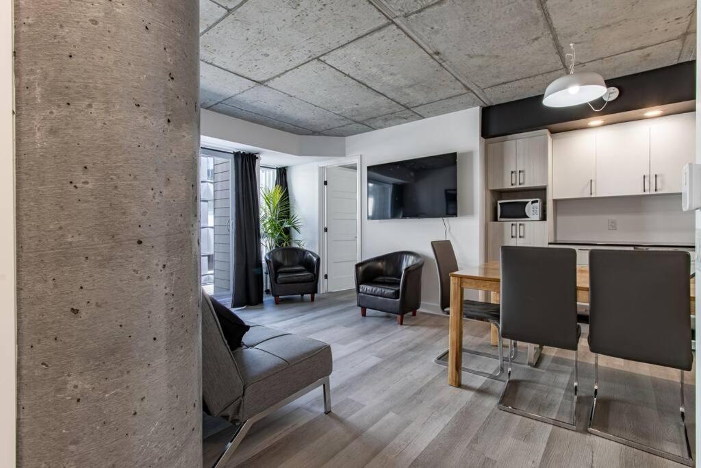 Apartment Center, 2 Bathroom, Ac, Parking, Pool *