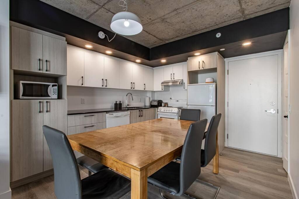 Apartment Center, 2 Bathroom, Ac, Parking, Pool *