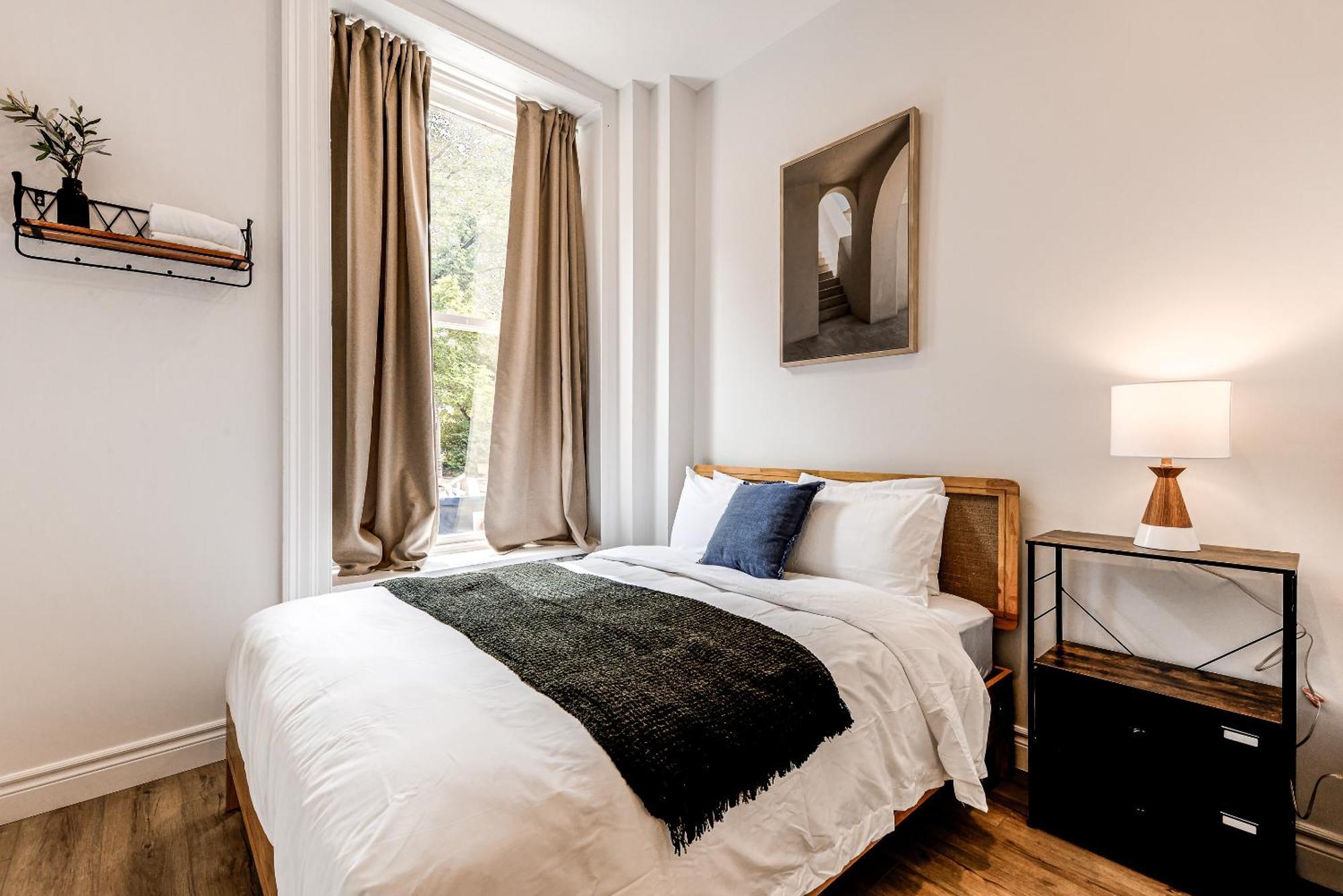 North House - Historic Two Bedroom Facing Parliament Apartment Quebec City