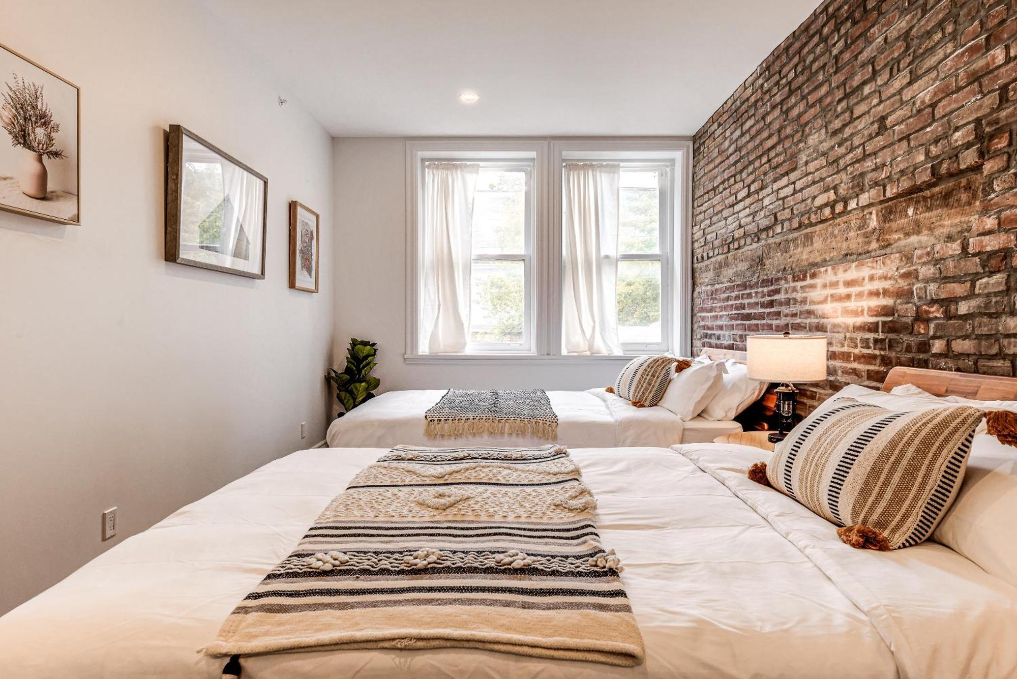 North House - Bohemian Vieux Two Bedroom Quebec City