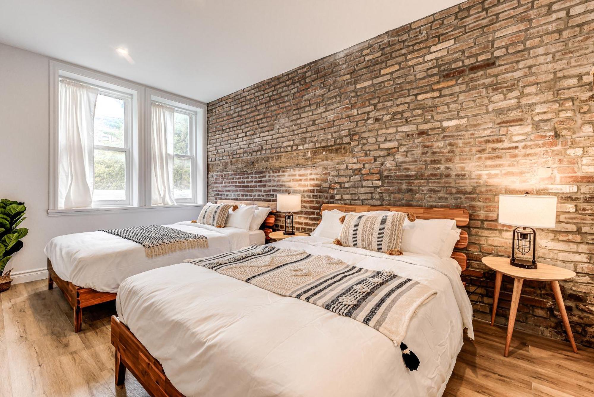 North House - Bohemian Vieux Two Bedroom Quebec City