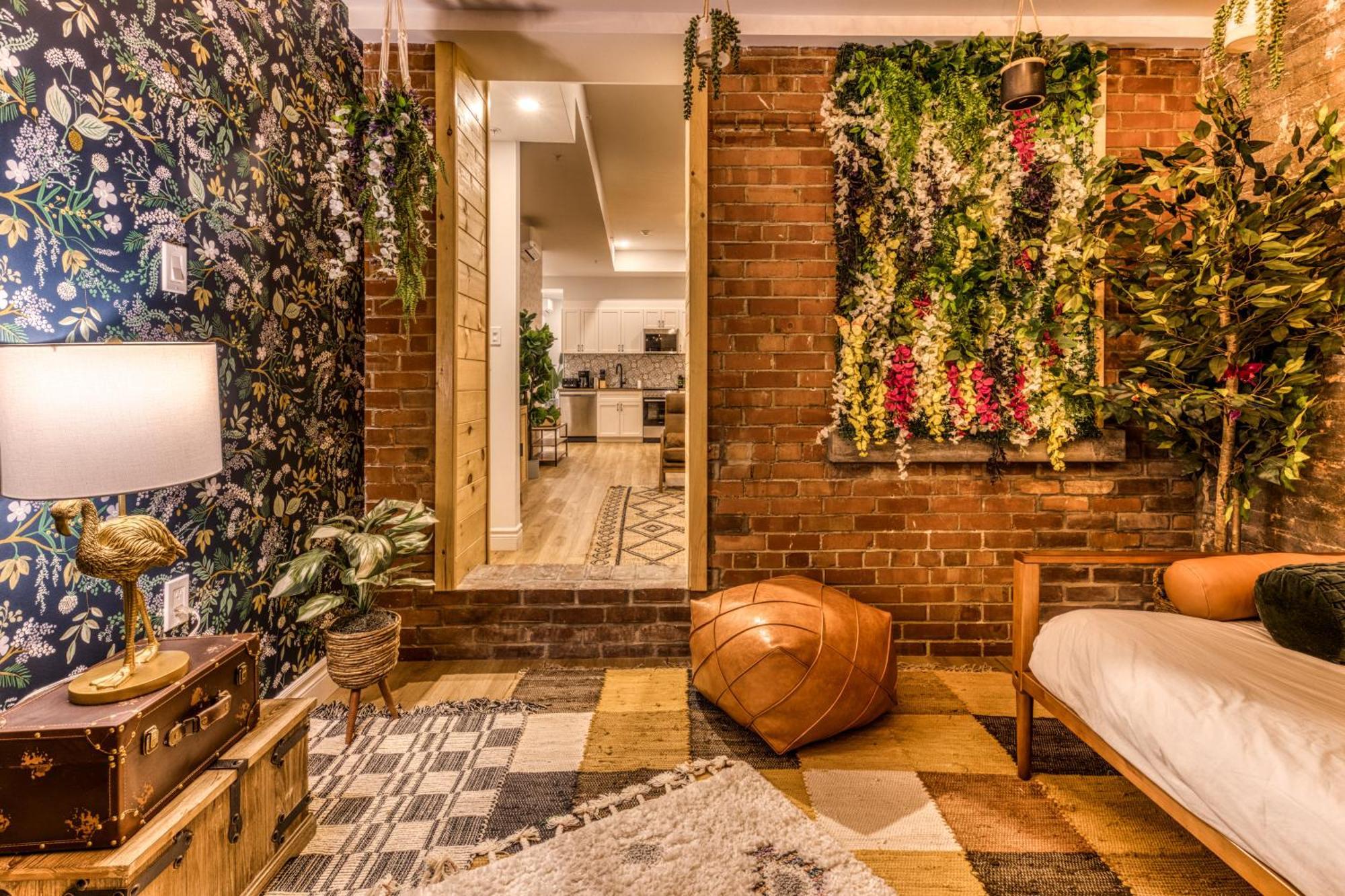 North House - Bohemian Vieux Two Bedroom Quebec City