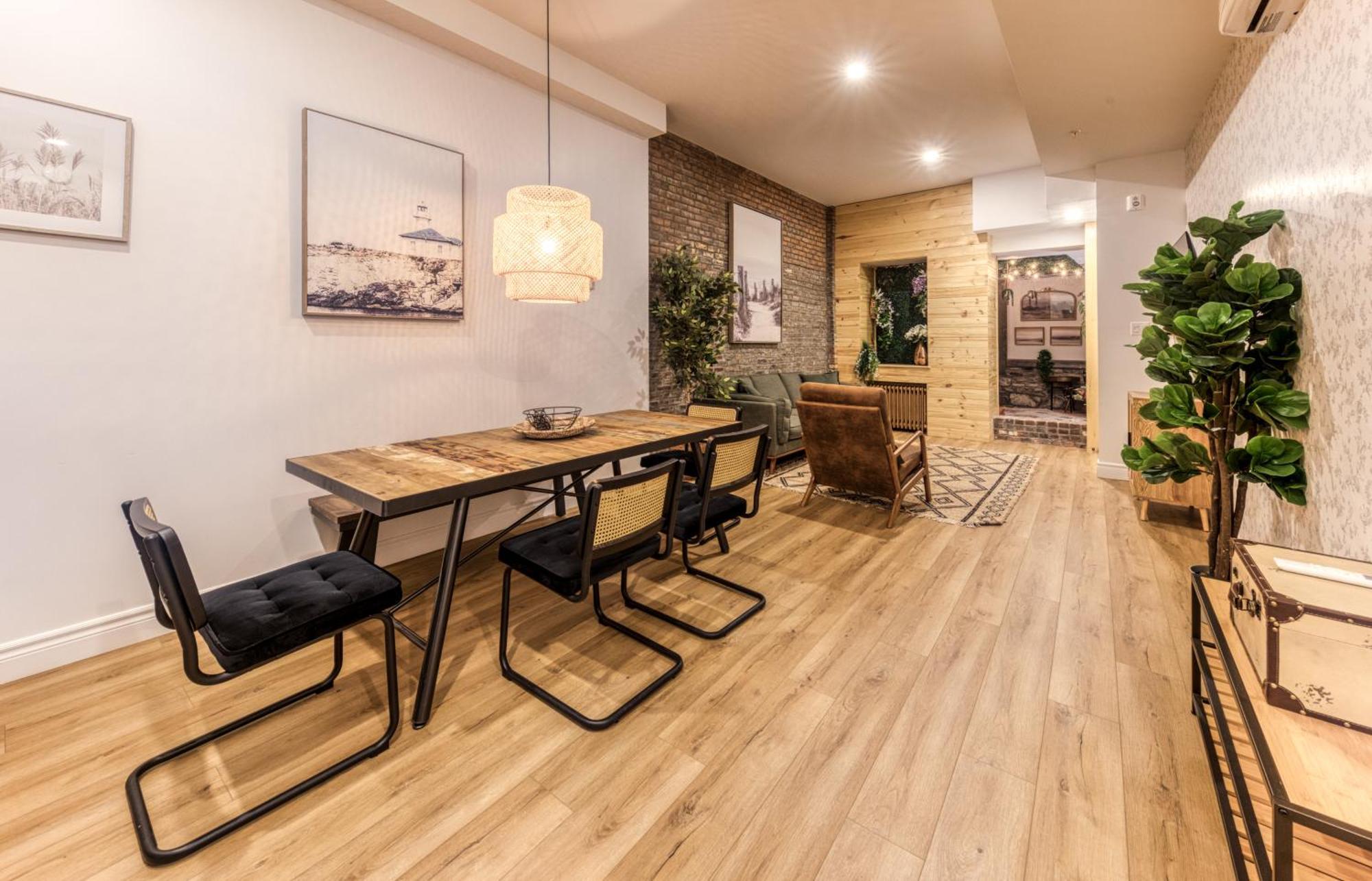 North House - Bohemian Vieux Two Bedroom Apartment Quebec City