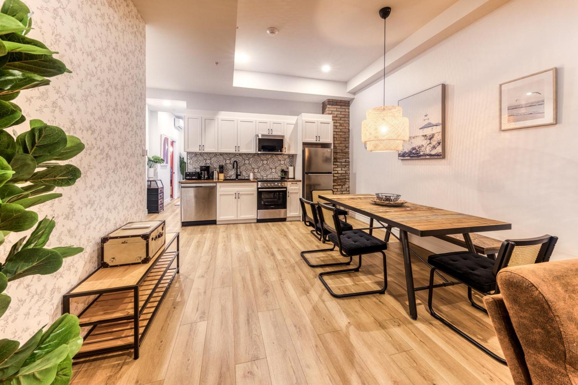 North House - Bohemian Vieux Two Bedroom * Quebec City