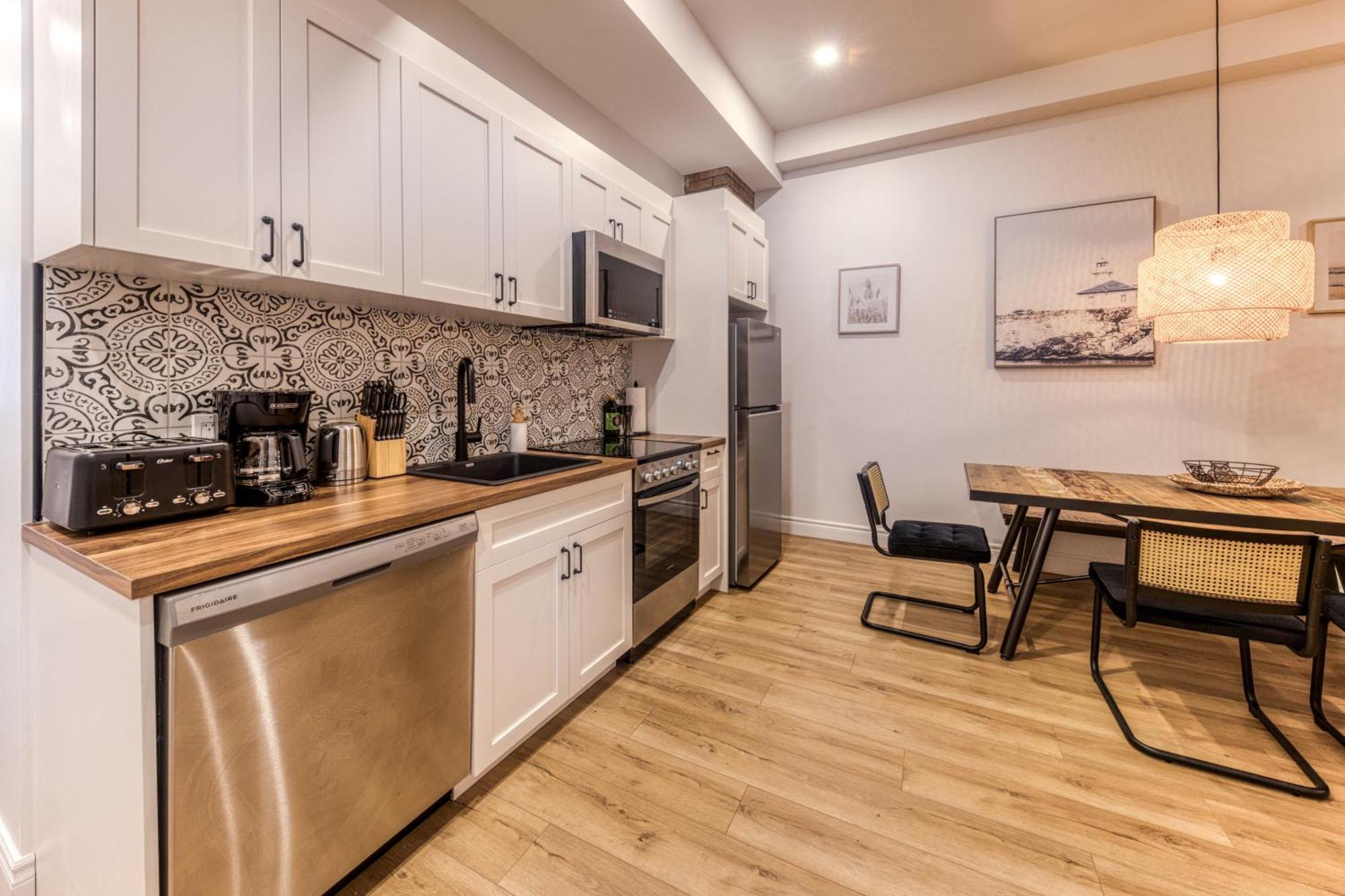North House - Bohemian Vieux Two Bedroom * Quebec City