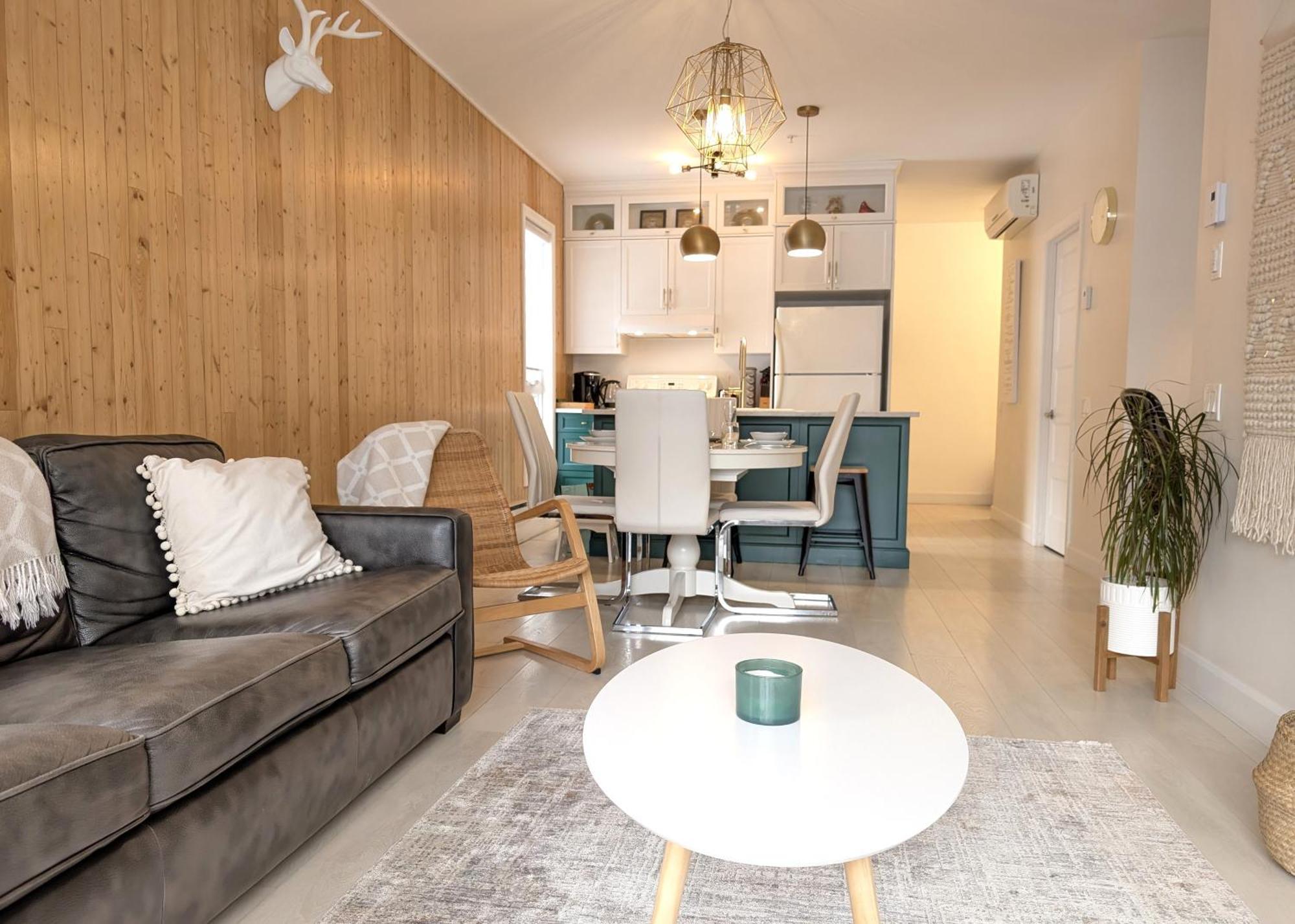 La Vie Est Belle: Free Parking, Gym, Rooftop Terrace Apartment