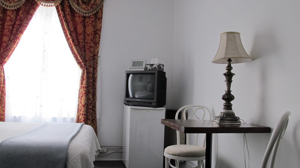 Au Petit Hotel 2*