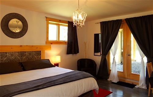 Le Domaine Du Lac Saint Charles Bed & Breakfast