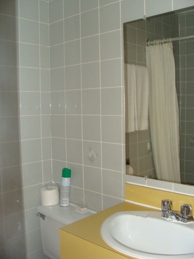 Au Petit Hotel 2*