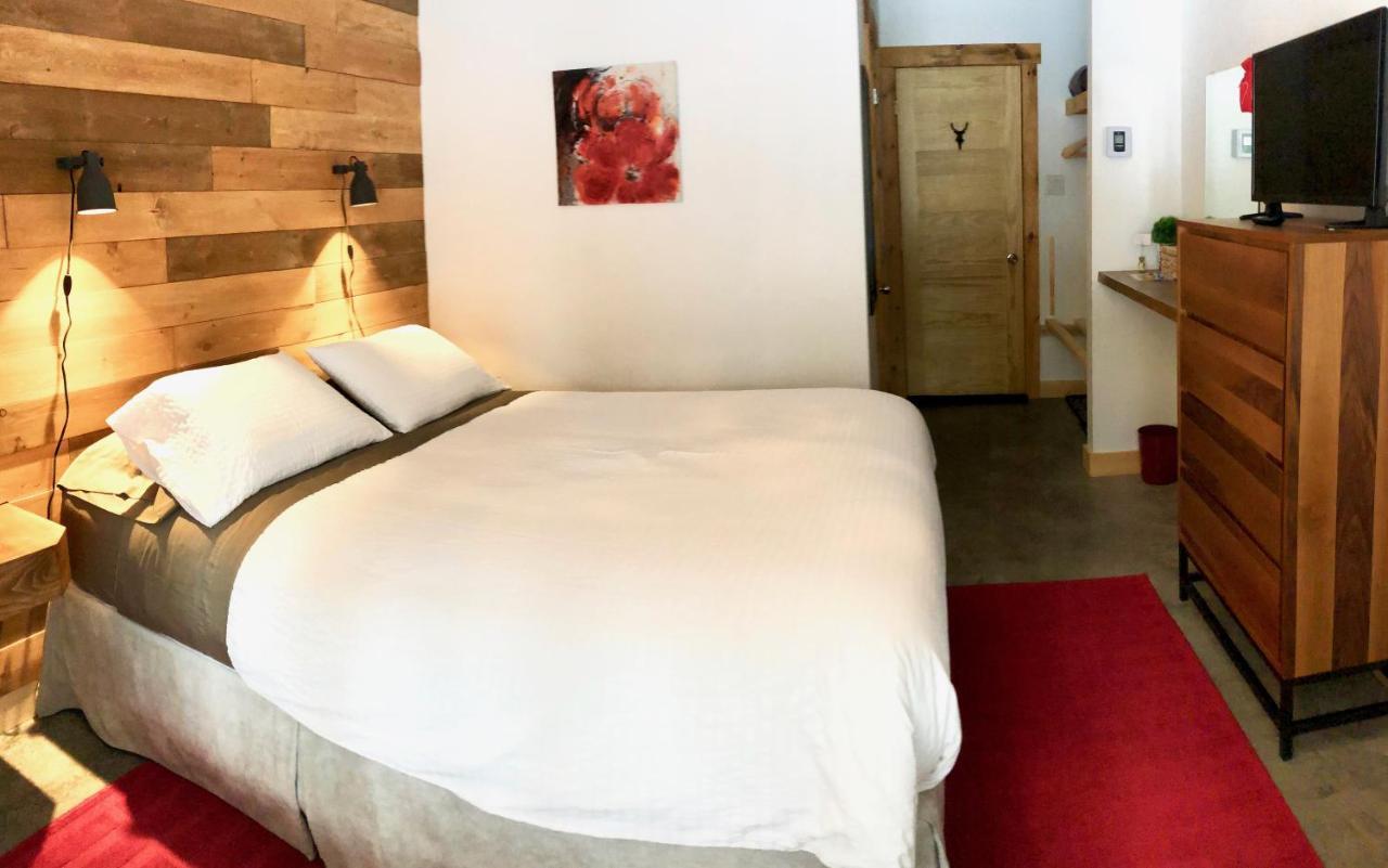 Le Domaine Du Lac Saint Charles Bed & Breakfast