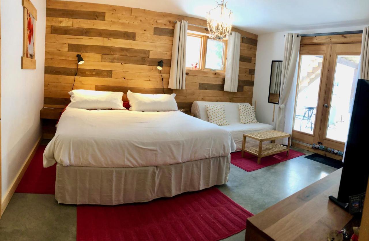 Le Domaine Du Lac Saint Charles Bed & Breakfast